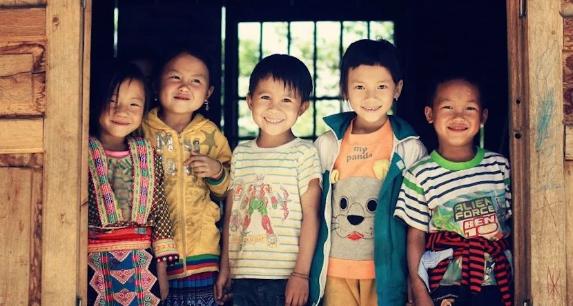 Nhóm trẻ em vùng cao mỉm cười rạng rỡ trong chương trình từ thiện của Quỹ Thiện Tâm MDP Group