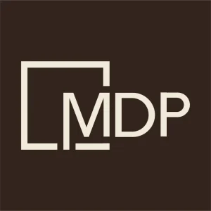 Logo nhận diện thương hiệu thiết kế và thi công nội thất MDP Interior màu kem trên nền nâu gỗ