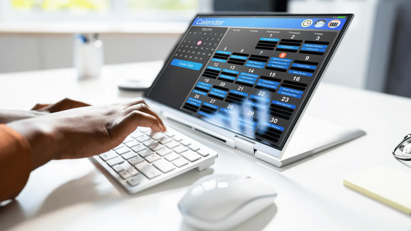 Giao diện ứng dụng quản lý lịch đặt phòng trực tuyến trên màn hình laptop kết nối chuột và bàn phím