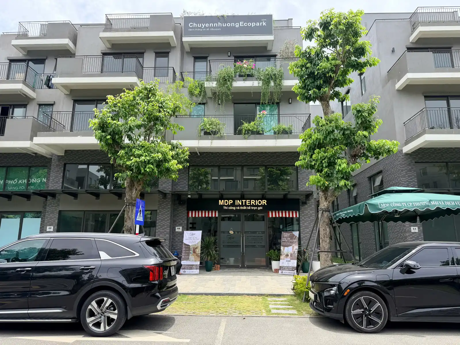 Trụ sở văn phòng MDP Group tại khu đô thị Eco Central Park Vinh hiển thị biển hiệu MDP Interior và Chuyển Nhượng Ecopark