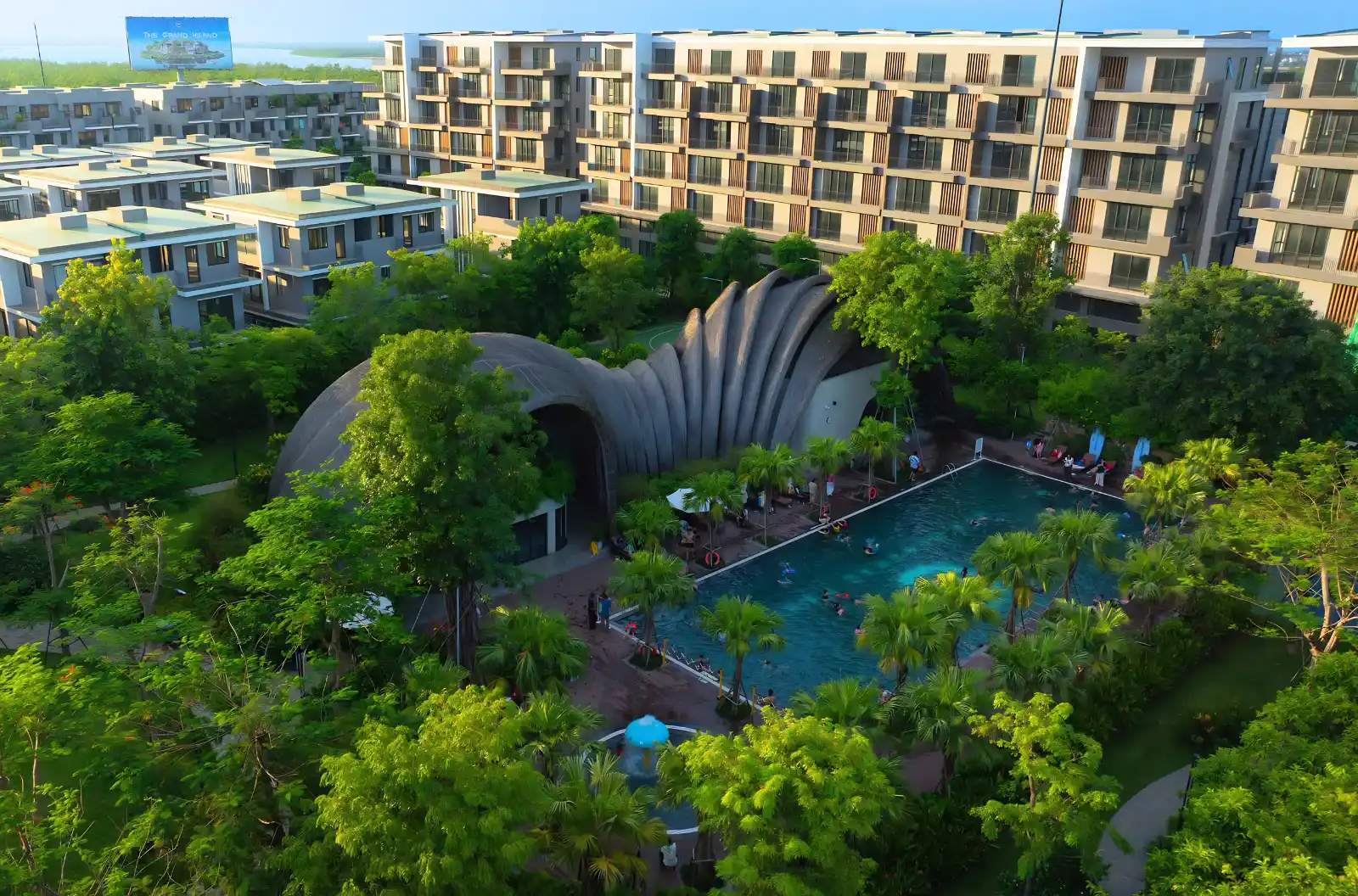 Toàn cảnh khu nghỉ dưỡng Ecopark MDPStay với bể bơi ngoài trời và kiến trúc vòm tre độc đáo